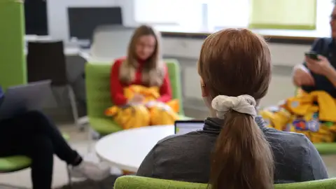 Studentambassadörer förbereder sig för Högskoledagens program.