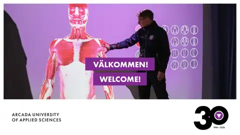 Man som demonstrerar användningen av digitalt fysioterapiverktyg